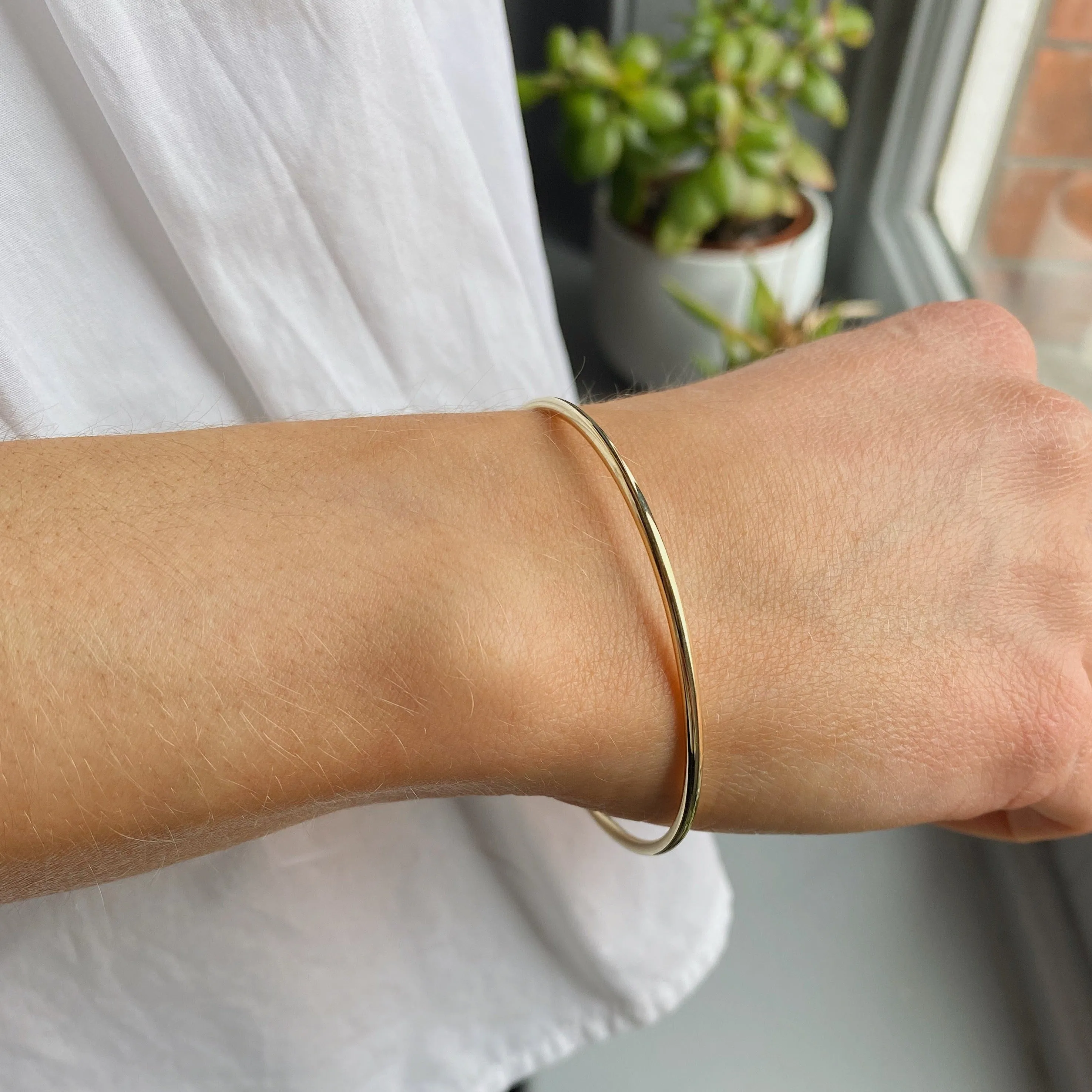9kt Gold Solid Bangle