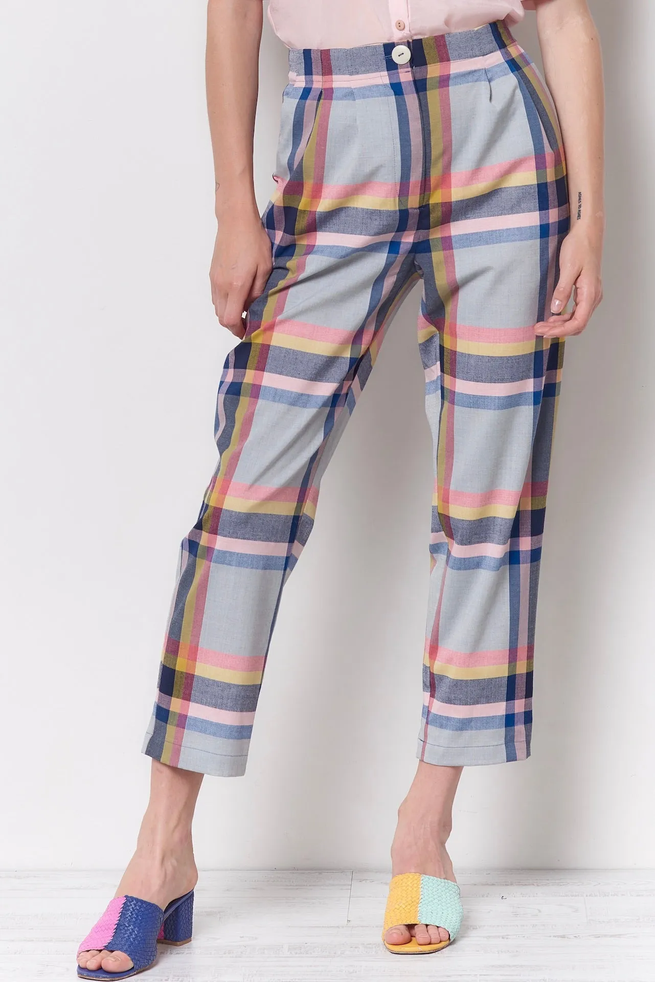 SHEILA Carrot Pleated Pant - Plaid